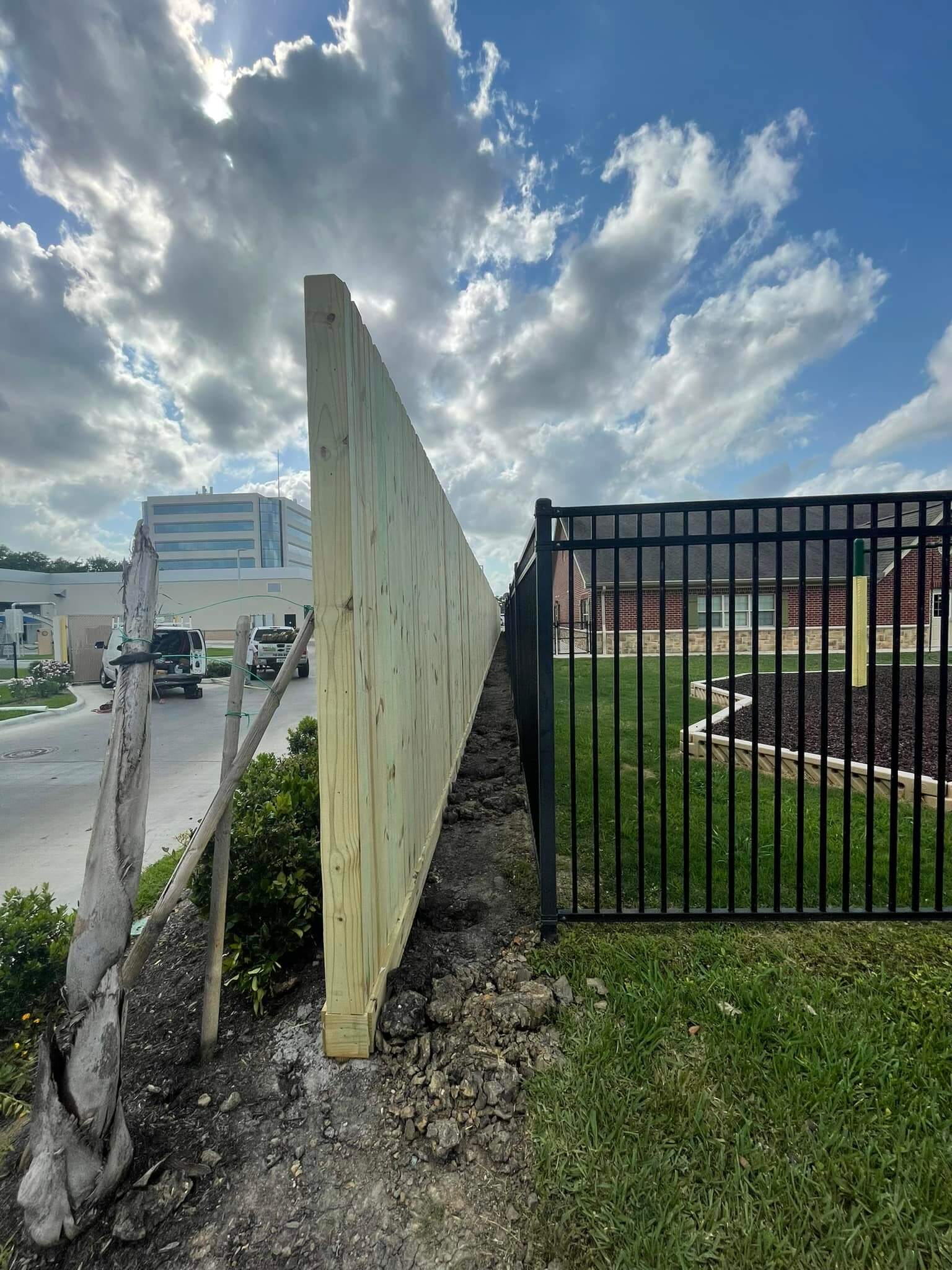 Choosing the Right Material for Your Fence: Wood, Vinyl, Aluminum, and Chain Link